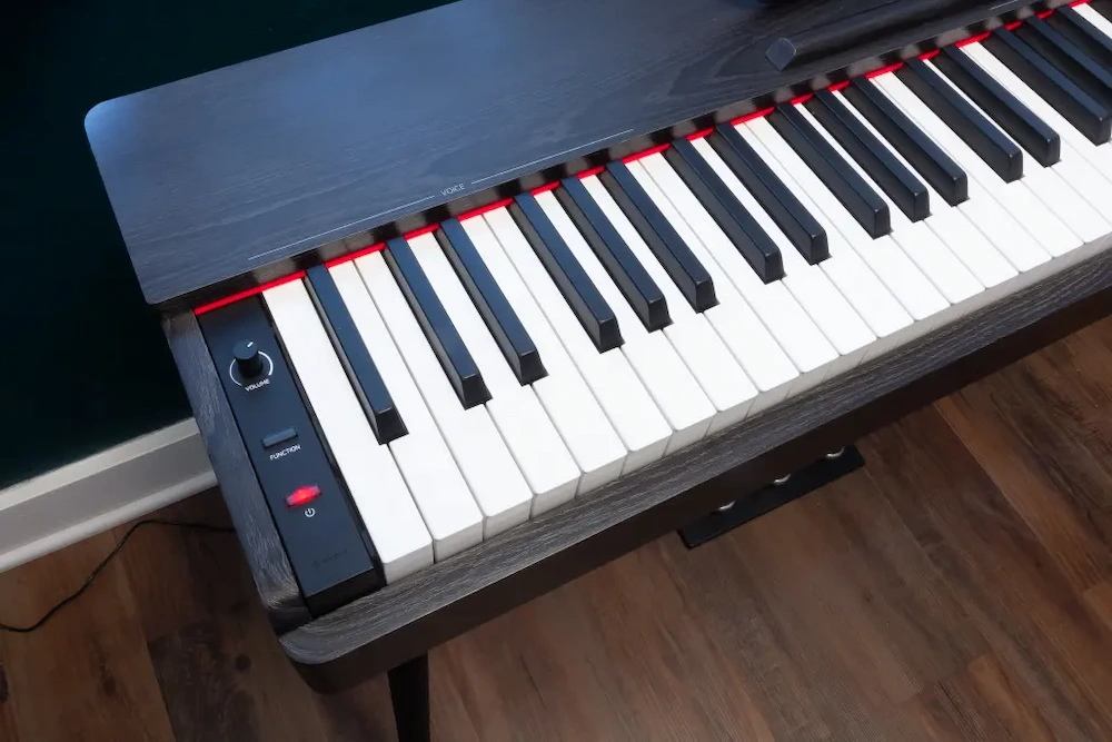 پیانوی آکوستیک بخریم یا پیانوی دیجیتال؟ | راهنمای خرید پیانو